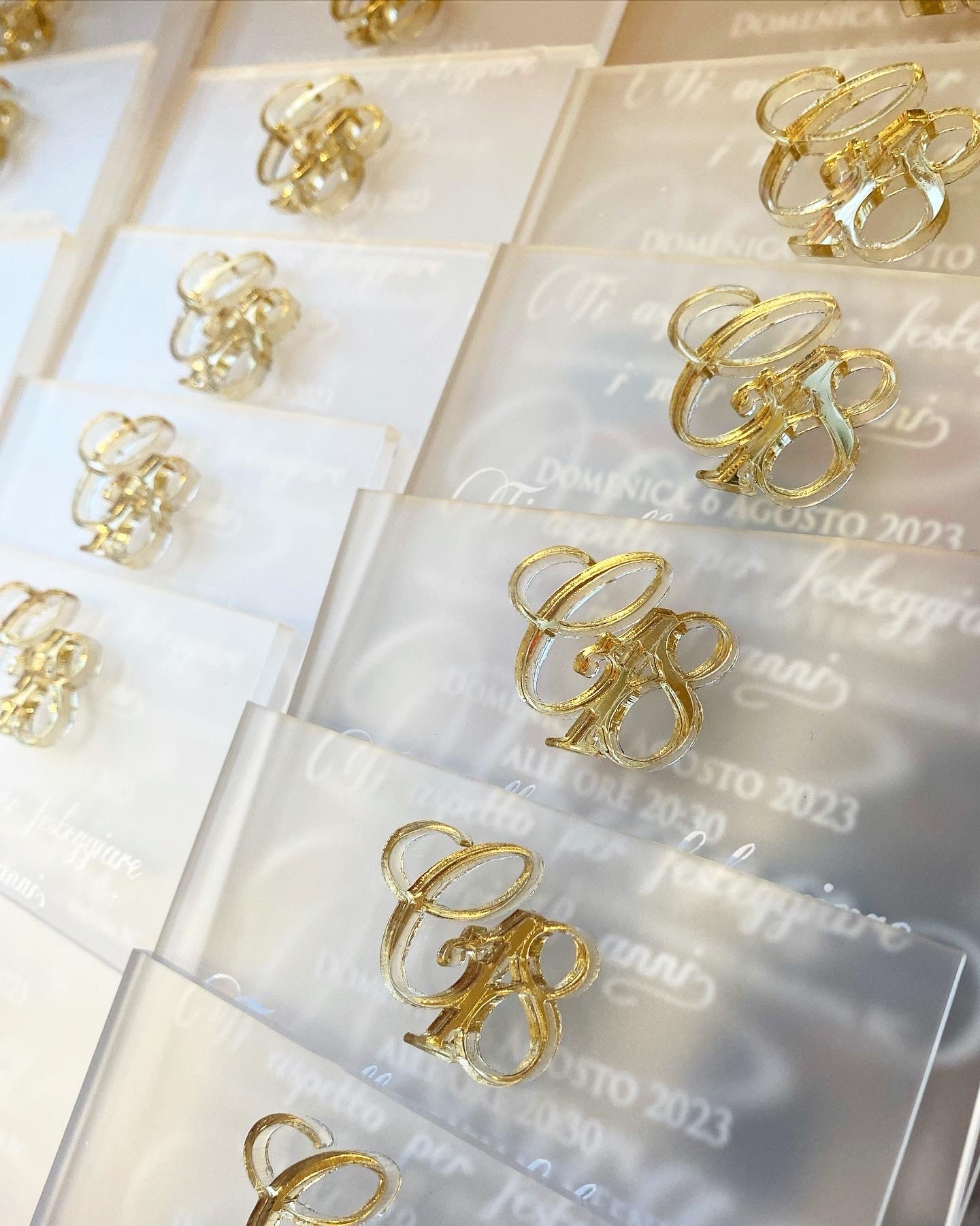 Inviti in plexiglass sabbiato con logo specchiato